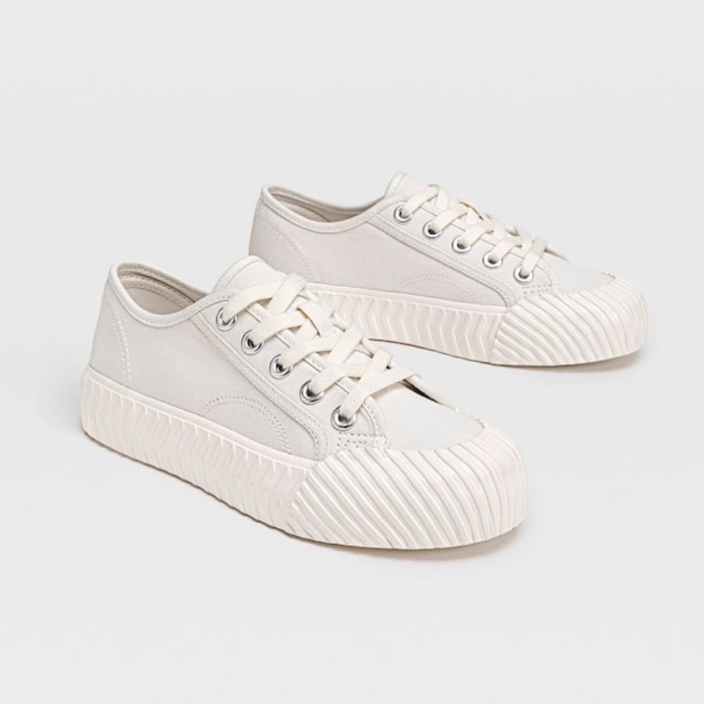 BRAND NEW Stradivarius Blanco Sneakers